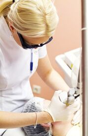 Un médico realiza un procedemento de fototermólise