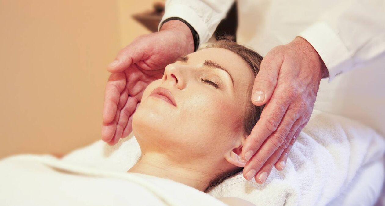 Masaxe facial de contorno para o rexuvenecemento