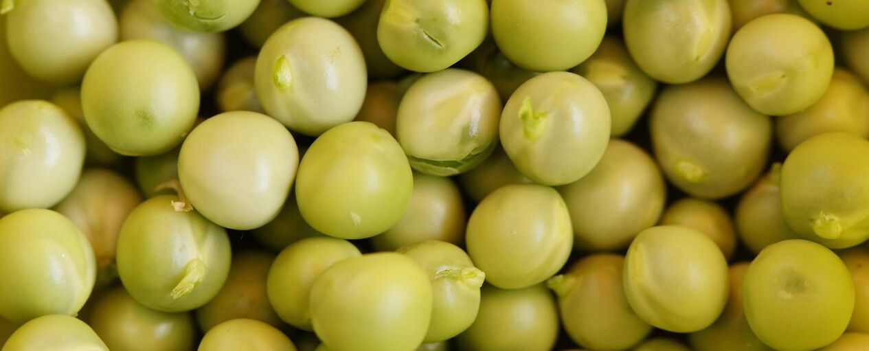 chícharos verdes nunha máscara facial rexuvenecedora