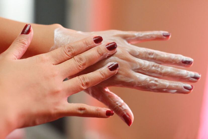Aplicar unha crema nas mans para o rexuvenecemento da pel