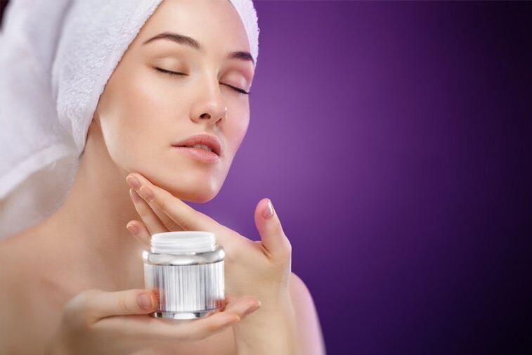 Aplicación de crema de rexuvenecemento da pel
