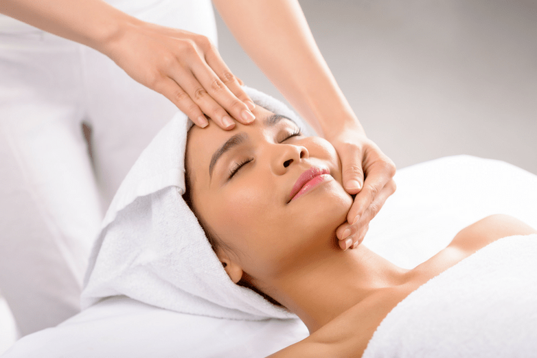 A masaxe é un dos métodos para rexuvenecer a pel do rostro e do corpo